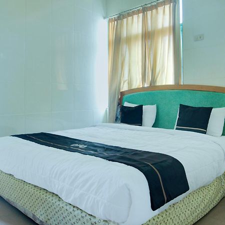 Townhouse Oak Palembang Near Jembatan Ampera Formerly Azzura Hotel Exteriör bild
