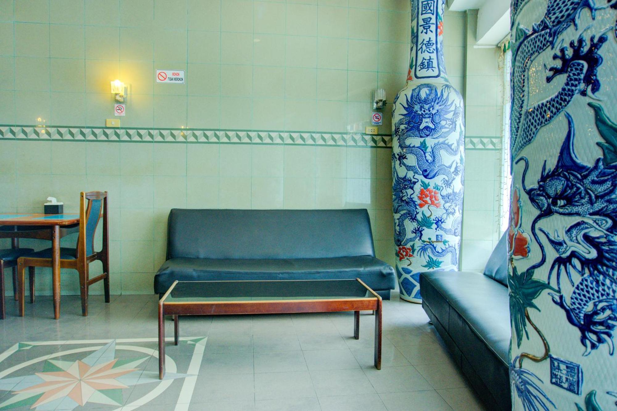 Townhouse Oak Palembang Near Jembatan Ampera Formerly Azzura Hotel Exteriör bild