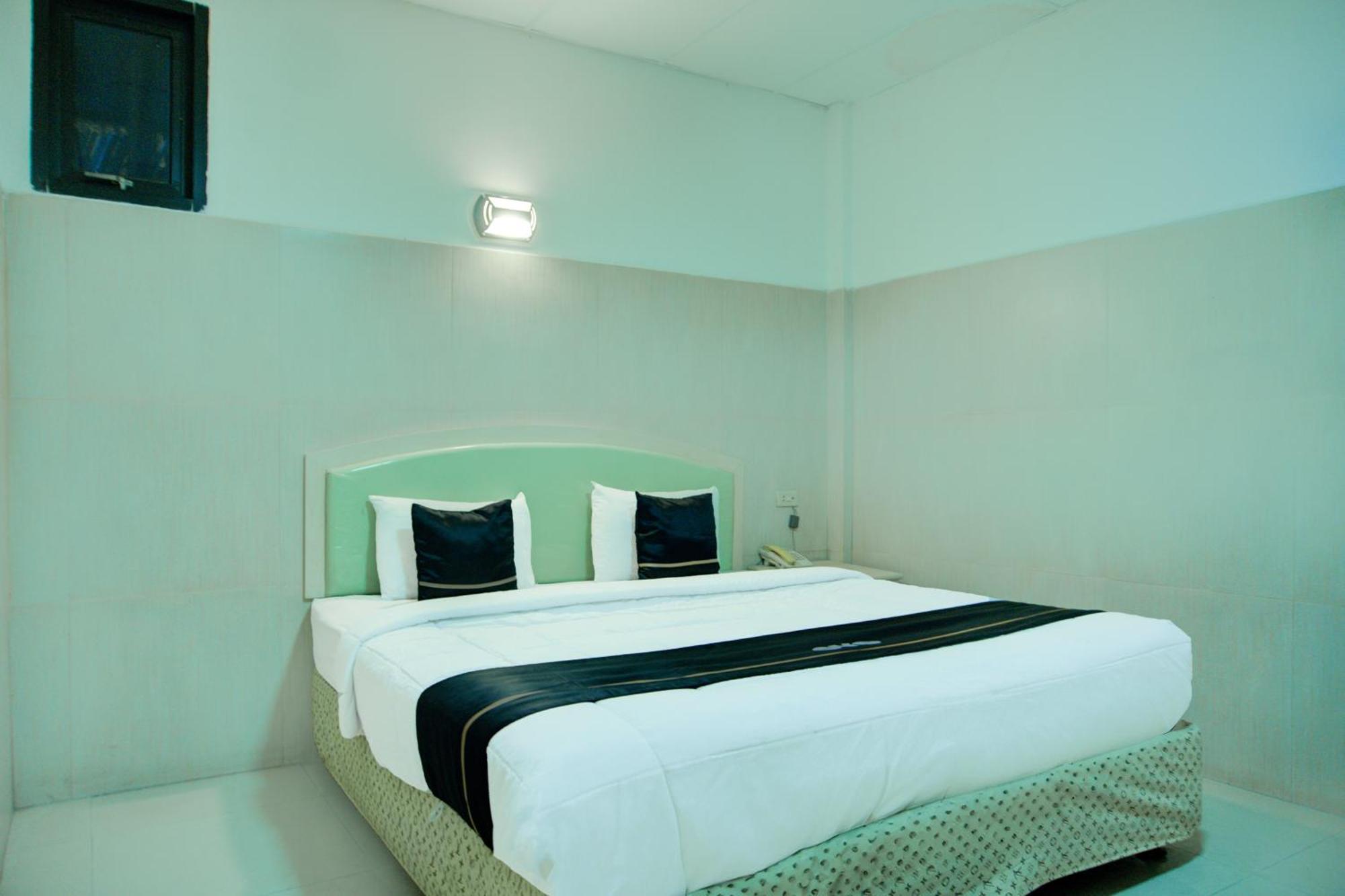 Townhouse Oak Palembang Near Jembatan Ampera Formerly Azzura Hotel Exteriör bild